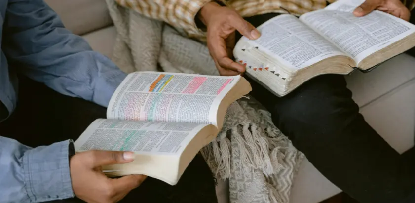 Leyendo la biblia con la juventud